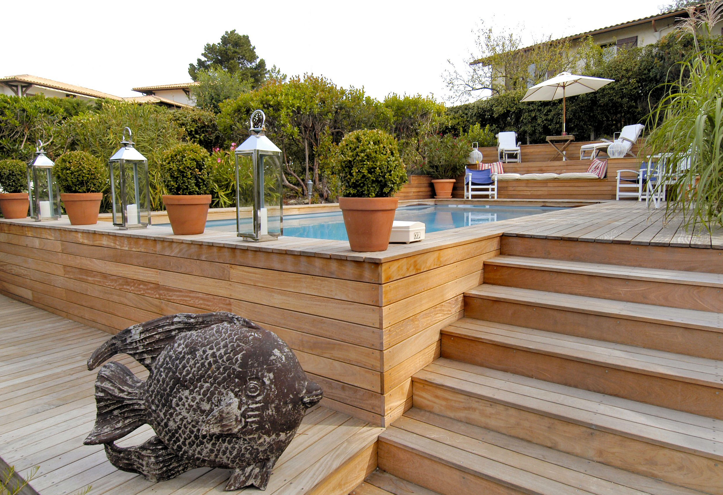 une-piscine-semi-enterree